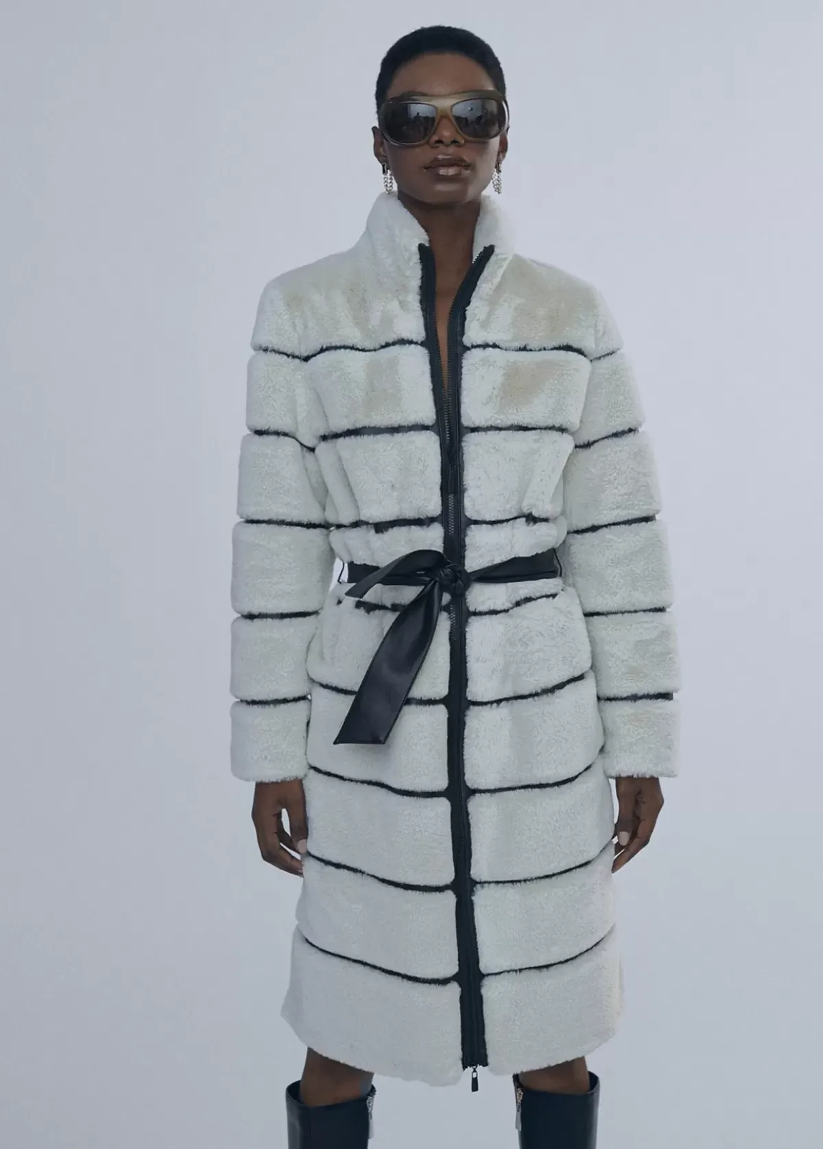 Outlet Abrigo pelo detalle efecto piel | COLECCIÓN LOLA | Lola Casademunt Abrigos Y Cazadoras