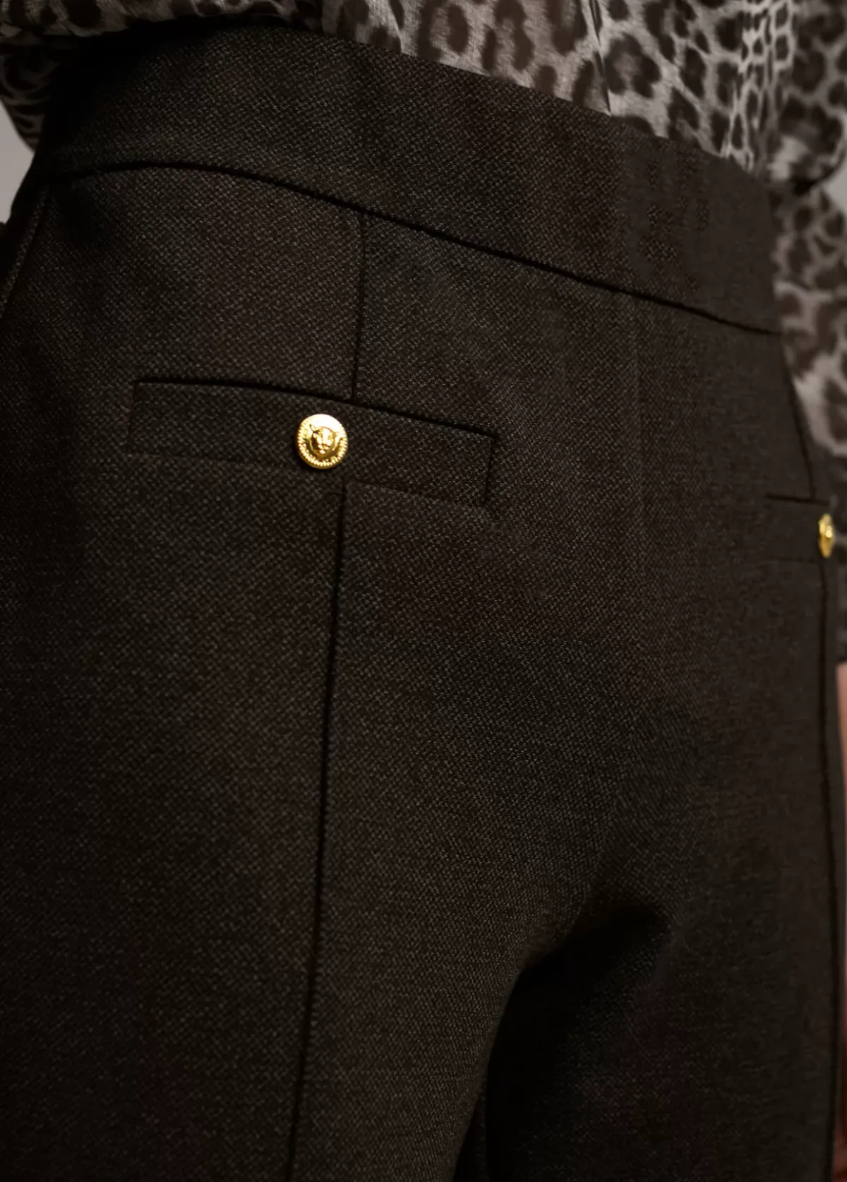 Hot Pantalón detalle botón Pantalones