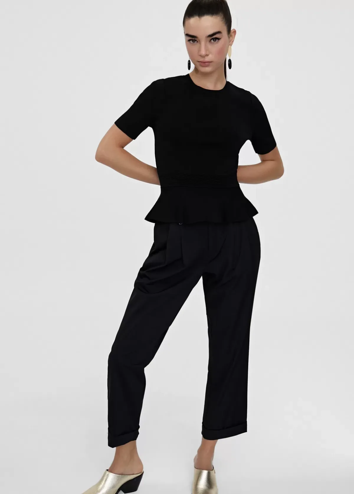 Pantalón recto detalle botón Pantalones