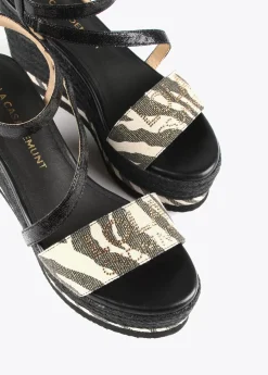 Clearance Sandalia cuña negra y animal print Calzado