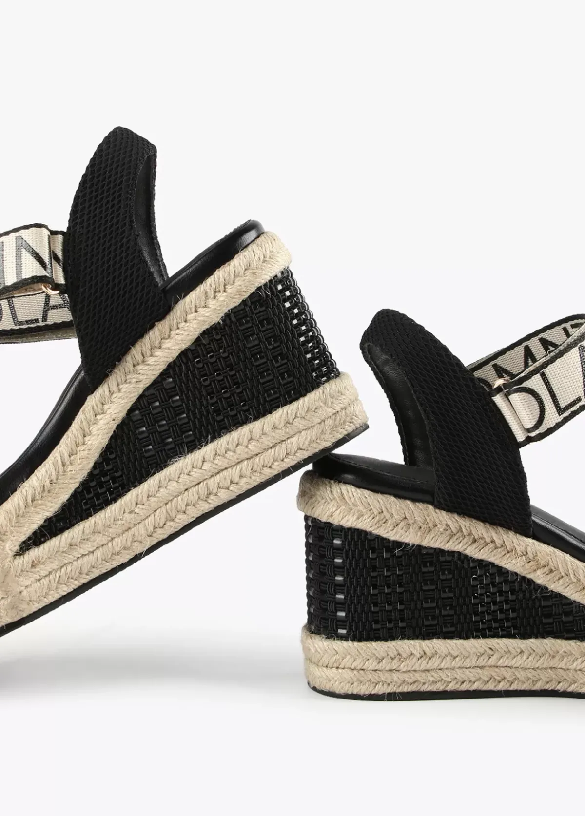 Hot Sandalia negra tipo cuña Calzado