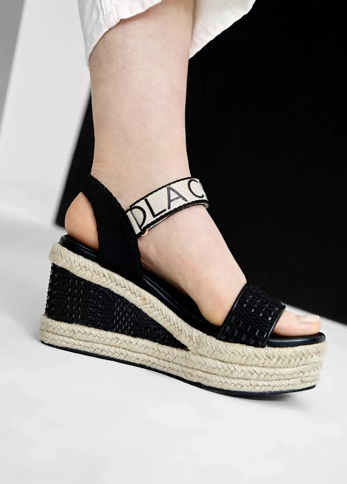 Hot Sandalia negra tipo cuña Calzado